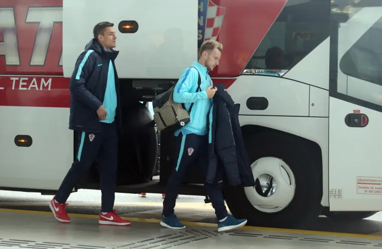 SRETNO, VATRENI: Dalić i ekipa otputovali u Pirej po konačnu potvrdu plasmana u Rusiju