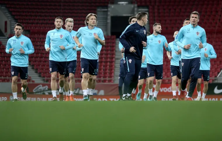 OVAKO JE IZGLEDAO TRENING HRVATSKE POD DETONACIJAMA U VRUĆEM PIREJU: Vatreni sad imaju jo&scaron; veći motiv