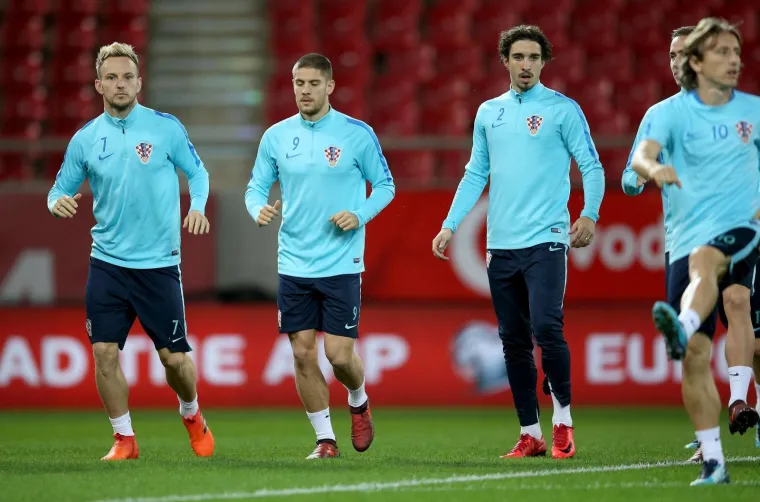 OVAKO JE IZGLEDAO TRENING HRVATSKE POD DETONACIJAMA U VRUĆEM PIREJU: Vatreni sad imaju jo&scaron; veći motiv