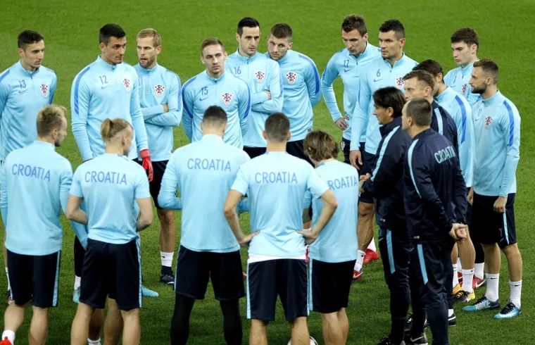 OVAKO JE IZGLEDAO TRENING HRVATSKE POD DETONACIJAMA U VRUĆEM PIREJU: Vatreni sad imaju jo&scaron; veći motiv
