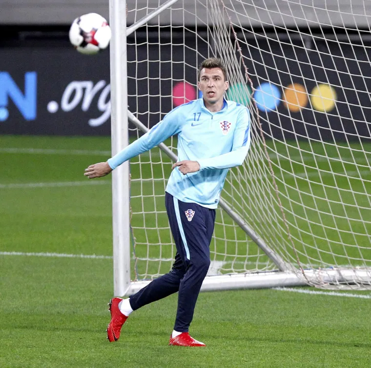 OVAKO JE IZGLEDAO TRENING HRVATSKE POD DETONACIJAMA U VRUĆEM PIREJU: Vatreni sad imaju jo&scaron; veći motiv