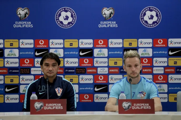 Izbornik Zlatko Dalić i dokapetan Vatrenih Ivan Rakitić u subotu su u Pireju odradili i službenu presicu uoči uzvratne utakmice baraža za SP između Grčke i Hrvatske.