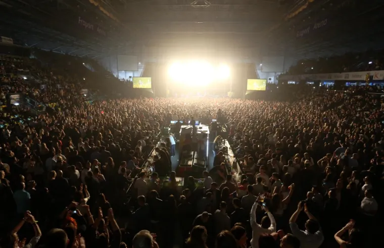 'HRVATSKA NOĆ' U FRANKFURTU: Pogledajte koja su velika imena hrvatske estrade zapjevala za Hrvate u iseljeni&scaron;tvu