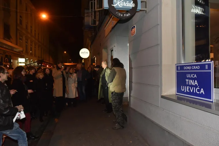 Na potezu od restorana Vinodol do restorana Blato u Zagrebu održana je Vinska tura povodom 62. godi&scaron;njice smrti pjesnika Tina Ujevića.