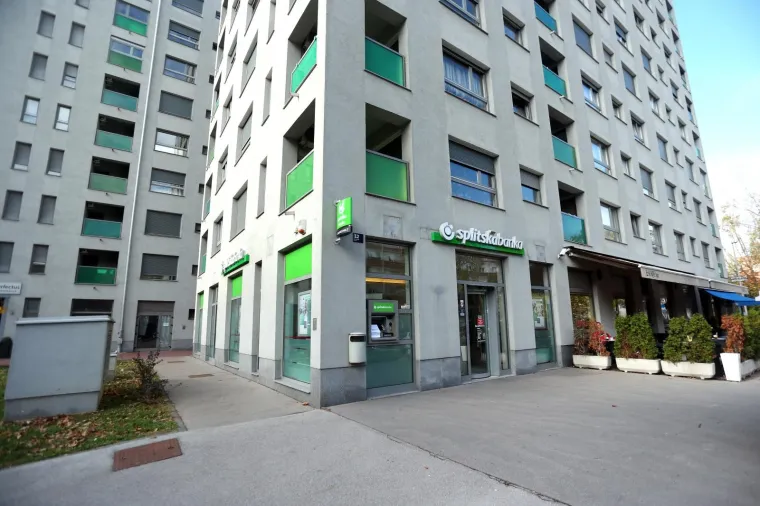 U Lastovskoj ulici na Savici noćas su nepoznati počinitelji provalili u bankomat Splitske banke i otuđili novac.