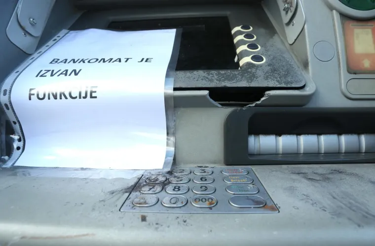 U Lastovskoj ulici na Savici noćas su nepoznati počinitelji provalili u bankomat Splitske banke i otuđili novac.