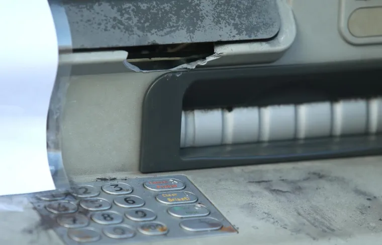 U Lastovskoj ulici na Savici noćas su nepoznati počinitelji provalili u bankomat Splitske banke i otuđili novac.