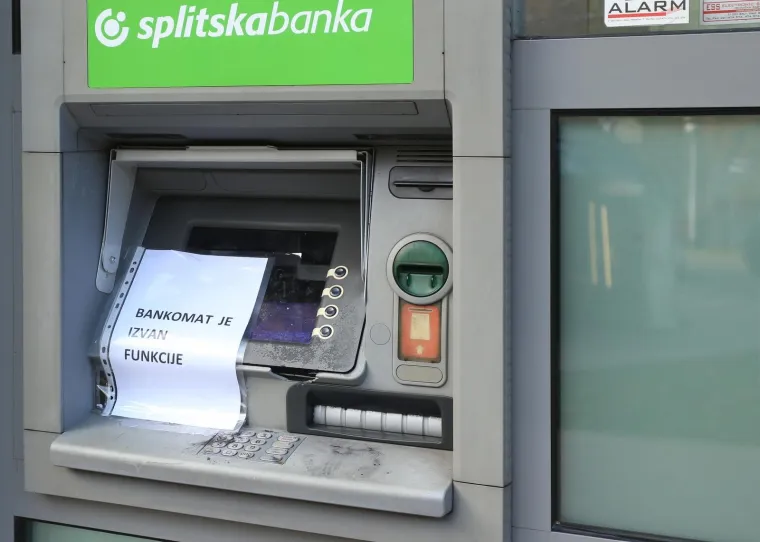 U Lastovskoj ulici na Savici noćas su nepoznati počinitelji provalili u bankomat Splitske banke i otuđili novac.