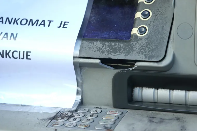 U Lastovskoj ulici na Savici noćas su nepoznati počinitelji provalili u bankomat Splitske banke i otuđili novac.