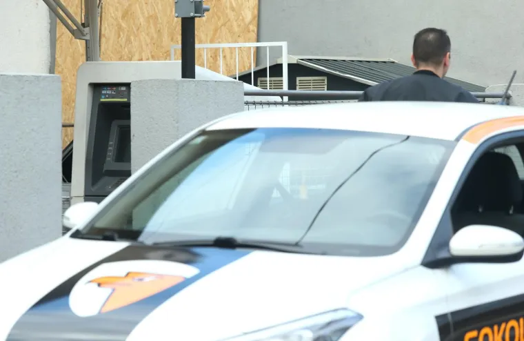 U Ksaverskoj ulici noćas su nepoznati počinitelji provalili u bankomat Raiffeisen banke i otuđili novac.