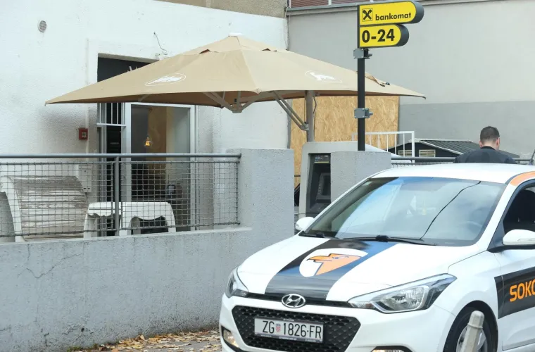 U Ksaverskoj ulici noćas su nepoznati počinitelji provalili u bankomat Raiffeisen banke i otuđili novac.