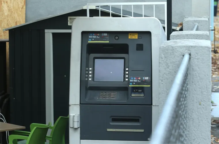 U Ksaverskoj ulici noćas su nepoznati počinitelji provalili u bankomat Raiffeisen banke i otuđili novac.