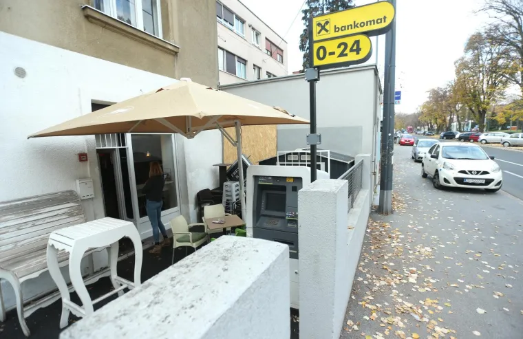 U Ksaverskoj ulici noćas su nepoznati počinitelji provalili u bankomat Raiffeisen banke i otuđili novac.