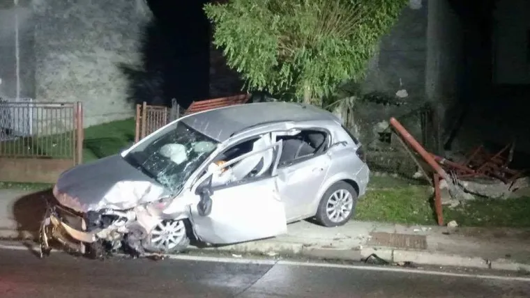 Vozač izgubio kontrolu nad automobilom i udario u dvori&scaron;nu ogradu
