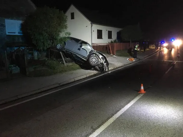 Vozač izgubio kontrolu nad automobilom i udario u dvori&scaron;nu ogradu