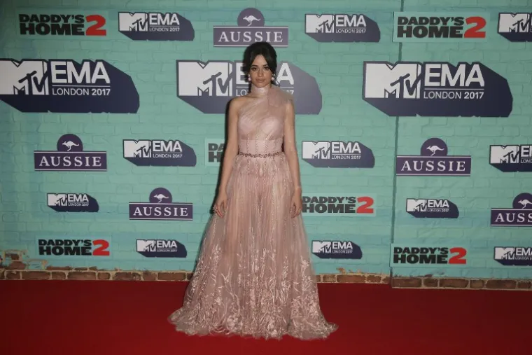 Američka pjevačica i kantautorica kubanskog podrijetla, Camila Cabello, odabrala je romantičnu dugu haljinu.