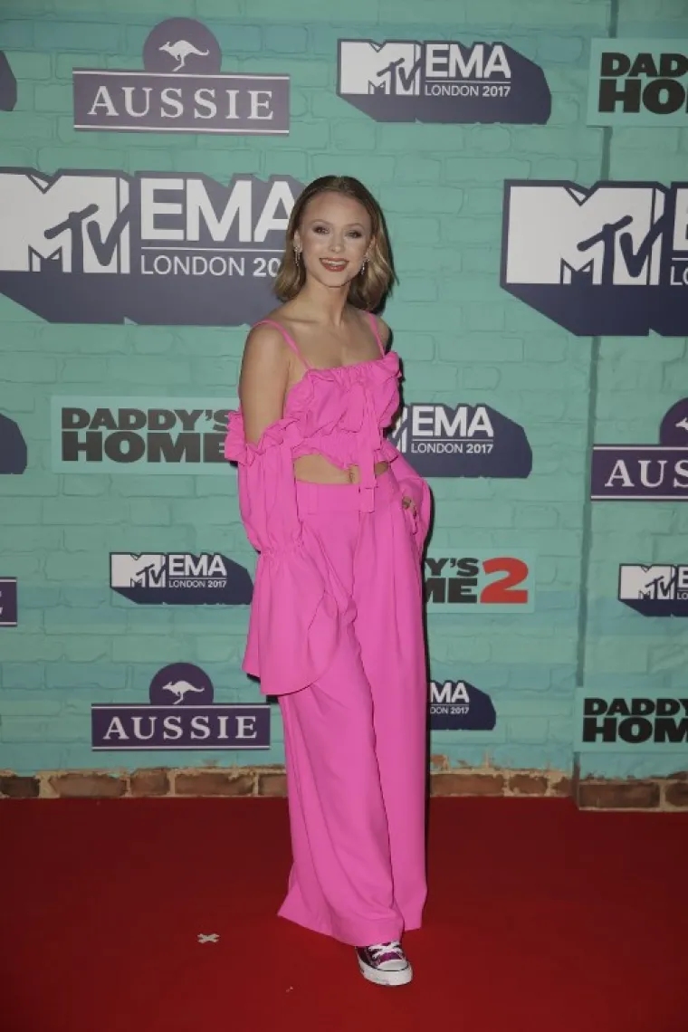 Švedska pjevačica Zara Larsson istaknula se u ovom jarko ružičastom kombinezonu.