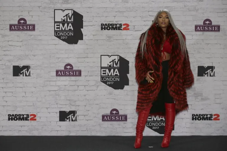 Britanska reperica Stefflon Don prilično se istaknula ovim hrabrim crvenim odabirom, posebice dugom bundom.