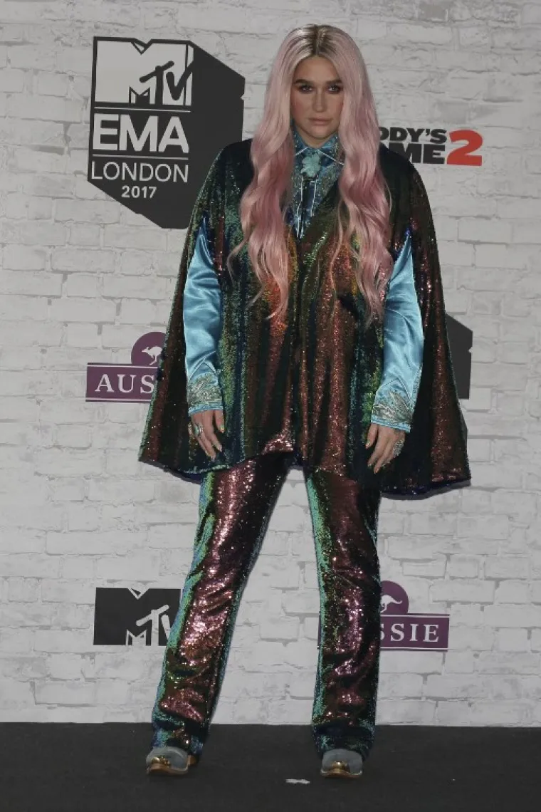 Kesha je ponovno iznenadila neobičnim outfitom, ali ona to jednostavno uvijek odlično nosi.