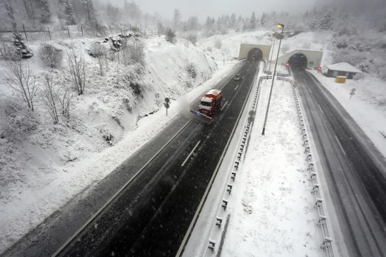 Prvi veći snijeg ove sezone otežava promet Gorskim kotarom i stvara pote&scaron;koće mje&scaron;tanima goranskih naselja. Ralice čiste prometnice, autocestu Rijeka-Zagreb i staru cestu Rijeka - Zagreb.