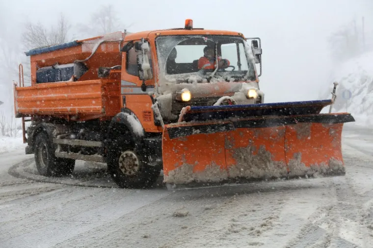 BOLJE NE KREĆITE NA PUT: Prvi veći ovosezonski snijeg otežava promet Gorskim kotarom