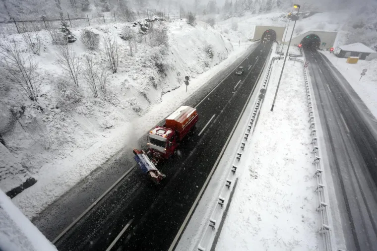 BOLJE NE KREĆITE NA PUT: Prvi veći ovosezonski snijeg otežava promet Gorskim kotarom
