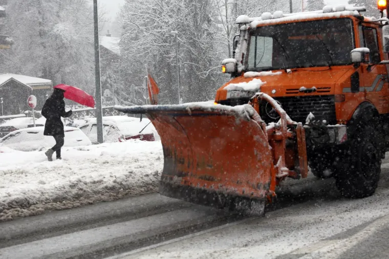 BOLJE NE KREĆITE NA PUT: Prvi veći ovosezonski snijeg otežava promet Gorskim kotarom