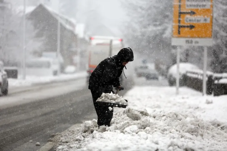 BOLJE NE KREĆITE NA PUT: Prvi veći ovosezonski snijeg otežava promet Gorskim kotarom