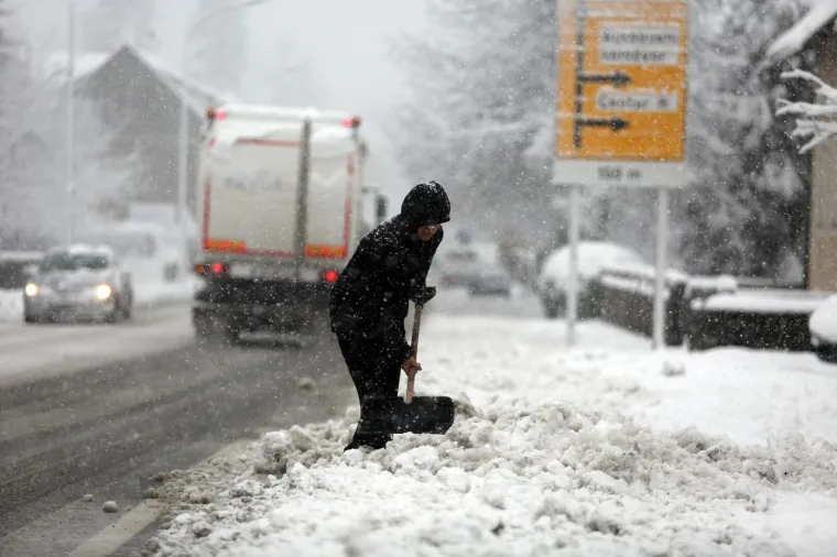 BOLJE NE KREĆITE NA PUT: Prvi veći ovosezonski snijeg otežava promet Gorskim kotarom
