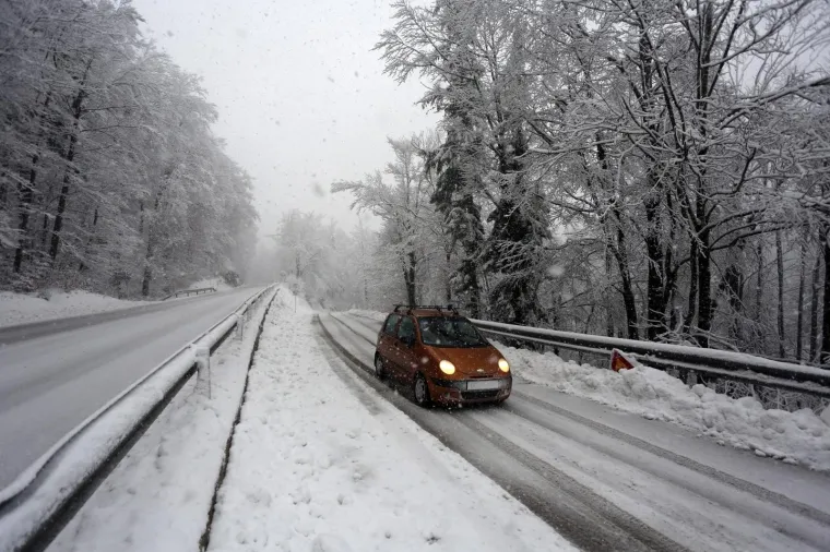 BOLJE NE KREĆITE NA PUT: Prvi veći ovosezonski snijeg otežava promet Gorskim kotarom