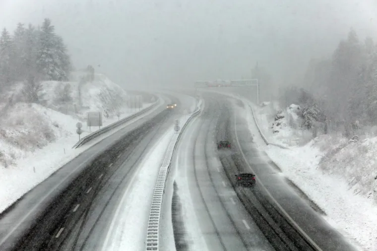 BOLJE NE KREĆITE NA PUT: Prvi veći ovosezonski snijeg otežava promet Gorskim kotarom