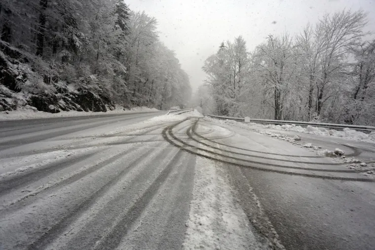 BOLJE NE KREĆITE NA PUT: Prvi veći ovosezonski snijeg otežava promet Gorskim kotarom