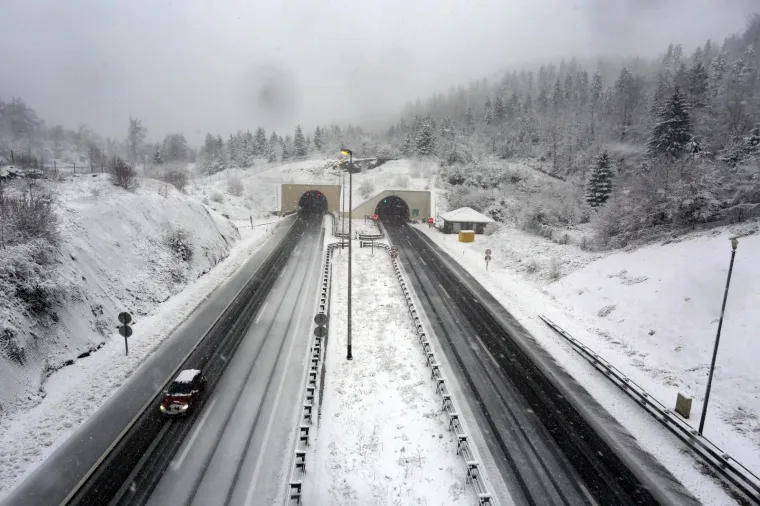 BOLJE NE KREĆITE NA PUT: Prvi veći ovosezonski snijeg otežava promet Gorskim kotarom
