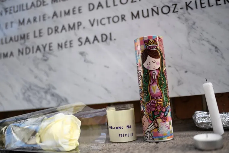 FRANCUSKI PREDSJEDNIK PUŠTAO BALONE: Pariz odaje počast žrtvama terorističkog napada iz 2015. godine