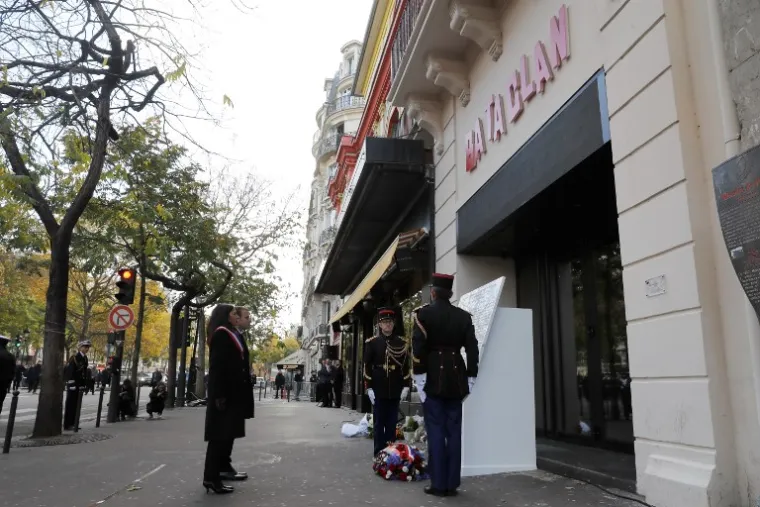 FRANCUSKI PREDSJEDNIK PUŠTAO BALONE: Pariz odaje počast žrtvama terorističkog napada iz 2015. godine