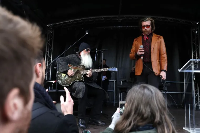 FRANCUSKI PREDSJEDNIK PUŠTAO BALONE: Pariz odaje počast žrtvama terorističkog napada iz 2015. godine