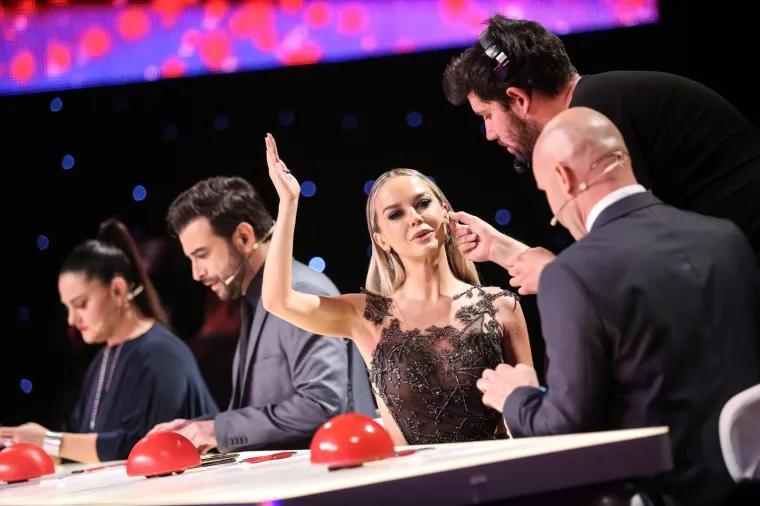 OVAKO TO IZGLEDA KADA SE KAMERE OKRENU: Pogledajte atmosferu sa snimanja druge polufinalne emisije 'Supertalenta'