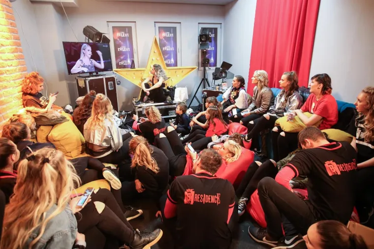 OVAKO TO IZGLEDA KADA SE KAMERE OKRENU: Pogledajte atmosferu sa snimanja druge polufinalne emisije 'Supertalenta'