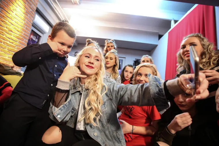 OVAKO TO IZGLEDA KADA SE KAMERE OKRENU: Pogledajte atmosferu sa snimanja druge polufinalne emisije 'Supertalenta'