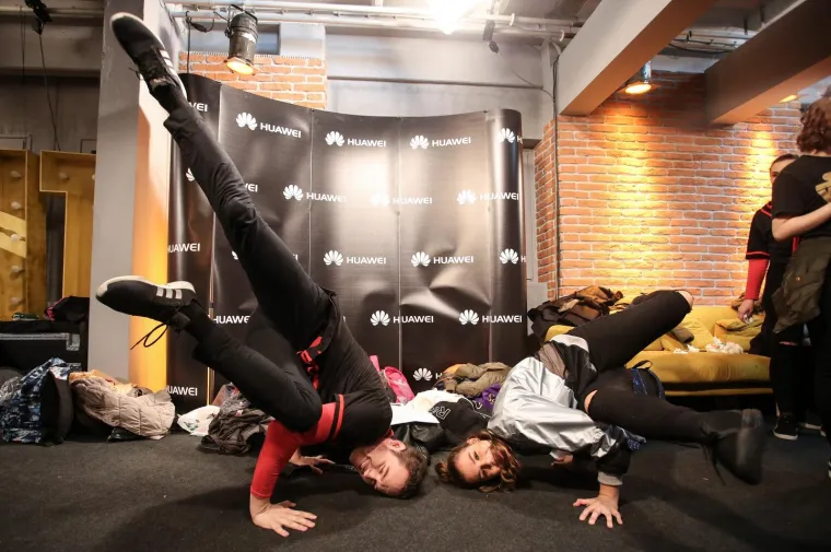 OVAKO TO IZGLEDA KADA SE KAMERE OKRENU: Pogledajte atmosferu sa snimanja druge polufinalne emisije 'Supertalenta'