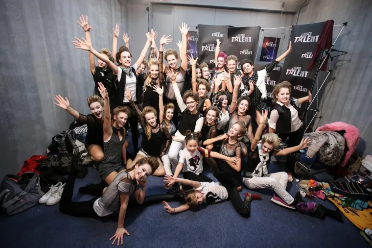 OVAKO TO IZGLEDA KADA SE KAMERE OKRENU: Pogledajte atmosferu sa snimanja druge polufinalne emisije 'Supertalenta'