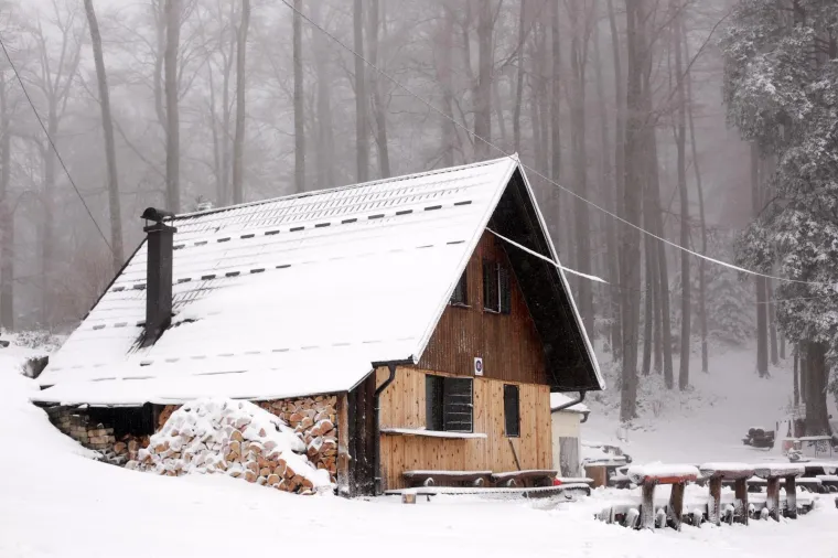 SNJEŽNI POKRIVAČ ZABIJELIO SLJEME: Od ranog jutra pada snijeg, pogledajte čarobne prizore na Medvednici