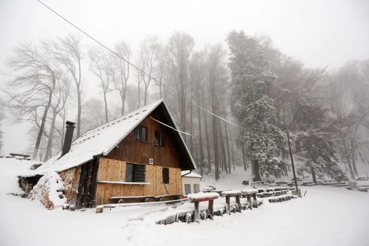 SNJEŽNI POKRIVAČ ZABIJELIO SLJEME: Od ranog jutra pada snijeg, pogledajte čarobne prizore na Medvednici