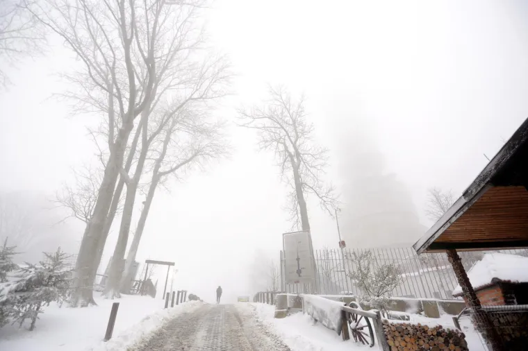 SNJEŽNI POKRIVAČ ZABIJELIO SLJEME: Od ranog jutra pada snijeg, pogledajte čarobne prizore na Medvednici