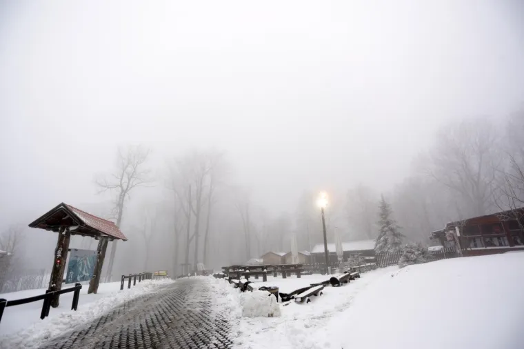 SNJEŽNI POKRIVAČ ZABIJELIO SLJEME: Od ranog jutra pada snijeg, pogledajte čarobne prizore na Medvednici