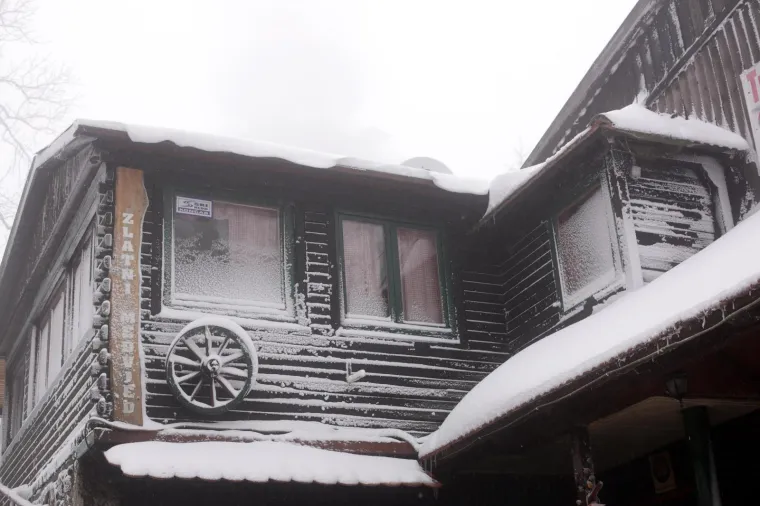 SNJEŽNI POKRIVAČ ZABIJELIO SLJEME: Od ranog jutra pada snijeg, pogledajte čarobne prizore na Medvednici