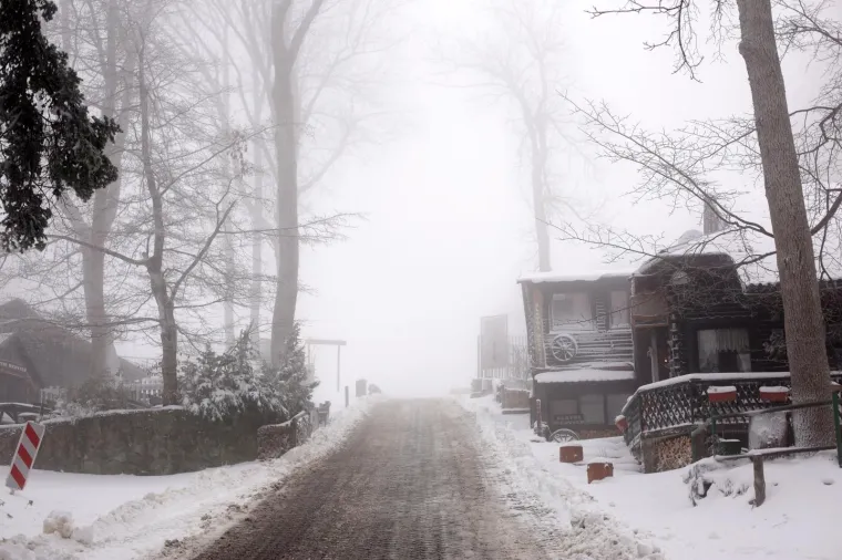 SNJEŽNI POKRIVAČ ZABIJELIO SLJEME: Od ranog jutra pada snijeg, pogledajte čarobne prizore na Medvednici