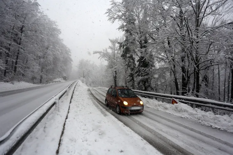 Ralice na prometnicama: prvi veći ovosezonski snijeg otežava promet Gorskim kotarom