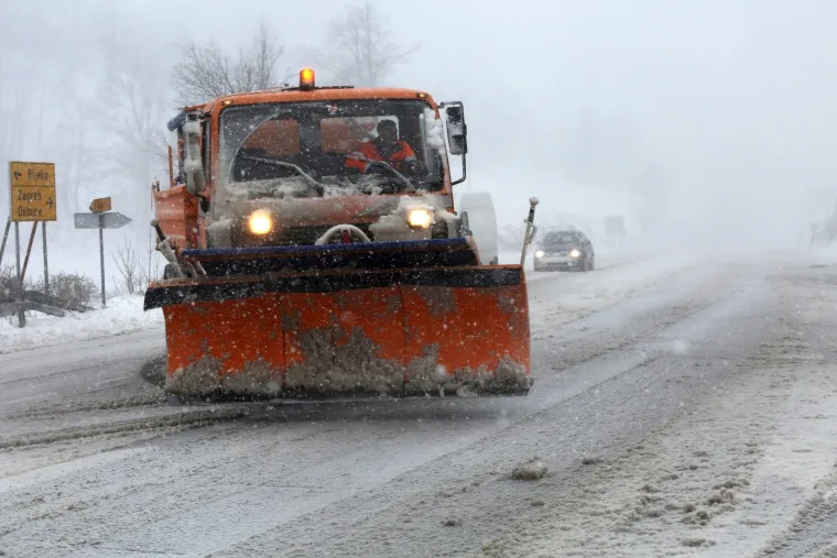 Ralice na prometnicama: prvi veći ovosezonski snijeg otežava promet Gorskim kotarom