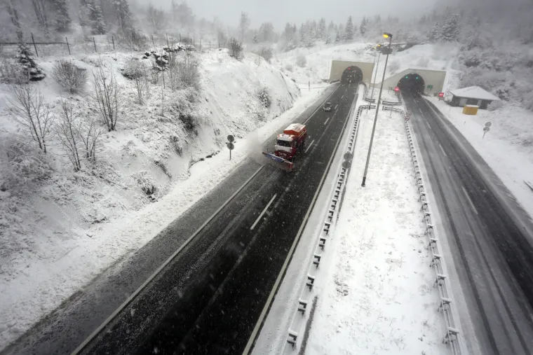 Ralice na prometnicama: prvi veći ovosezonski snijeg otežava promet Gorskim kotarom